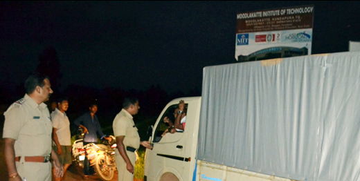 Kundapur : Cops seize cattle laden truck 2